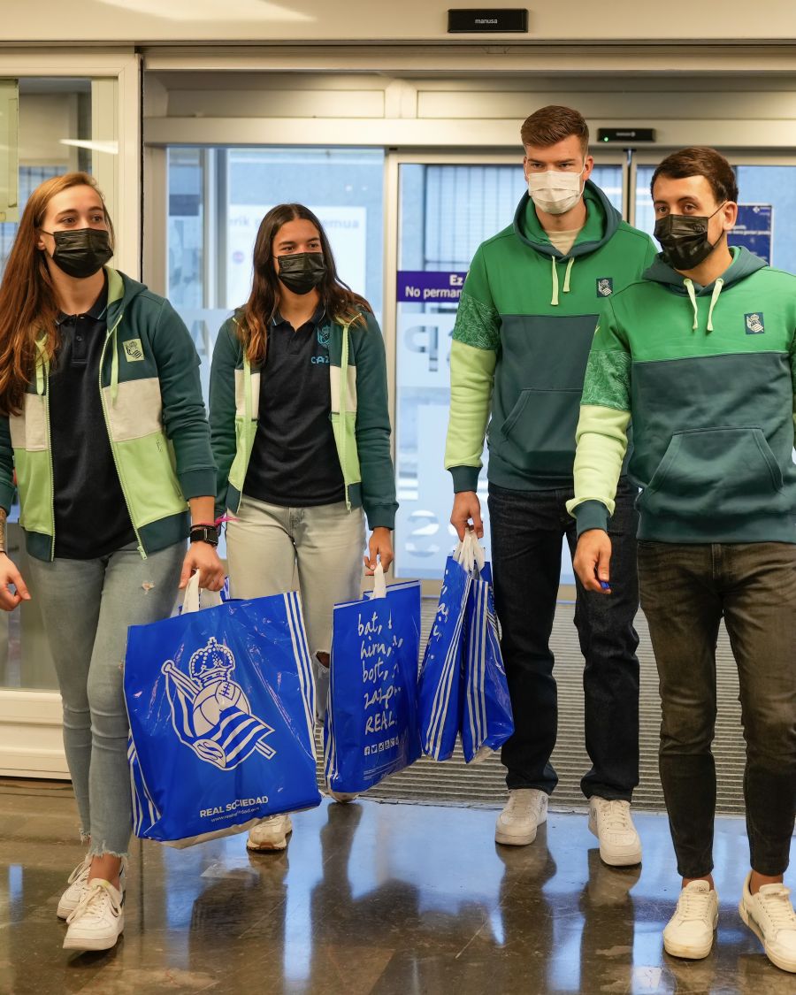 Fotos: Jugadores de la Real visitan el Hospital Donostia