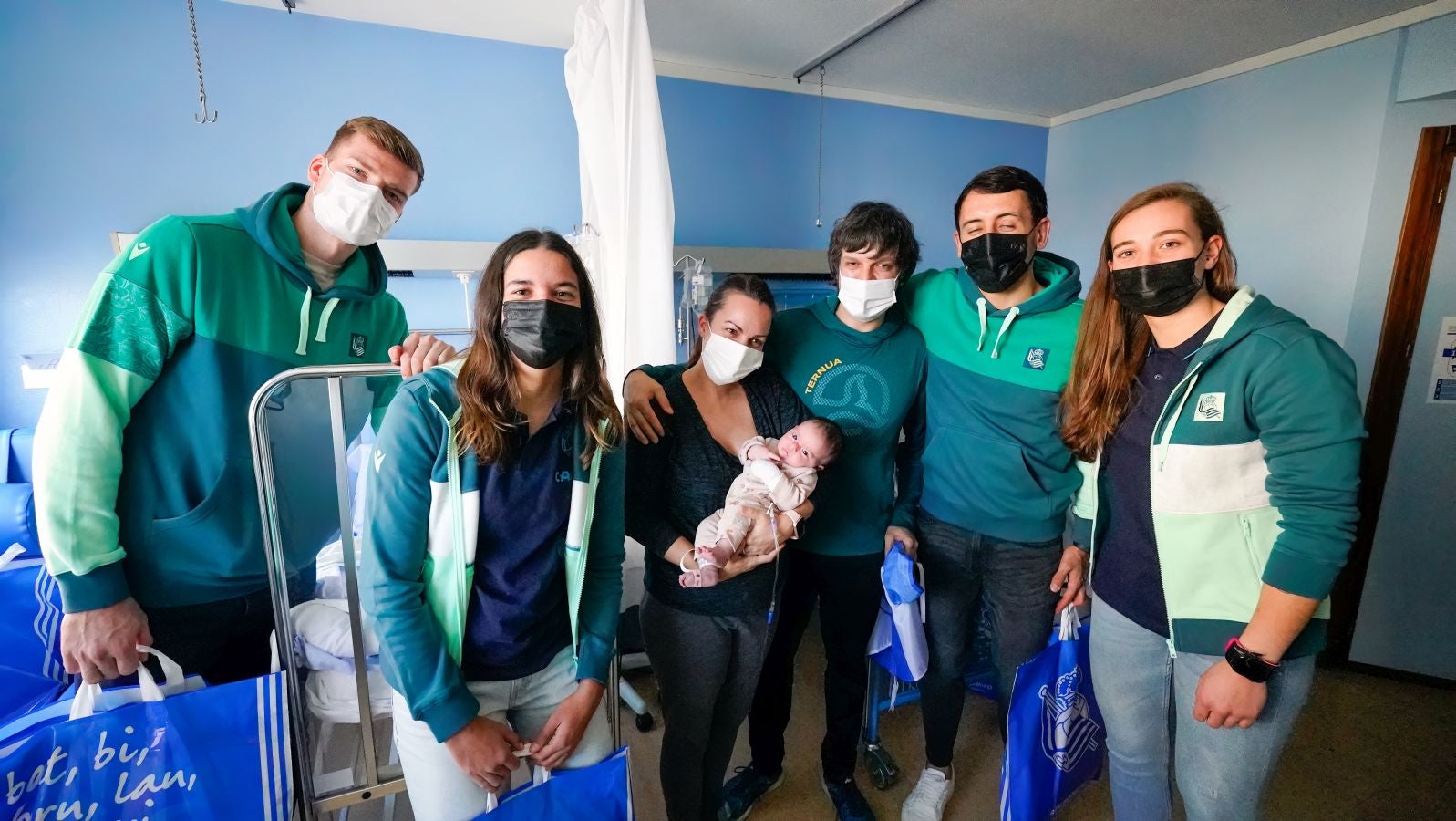 Fotos: Jugadores de la Real visitan el Hospital Donostia