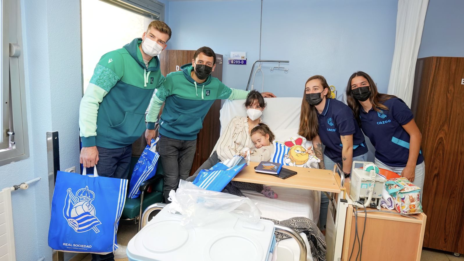 Fotos: Jugadores de la Real visitan el Hospital Donostia