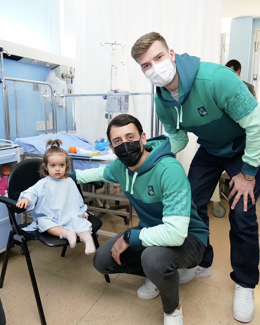 Fotos: Jugadores de la Real visitan el Hospital Donostia