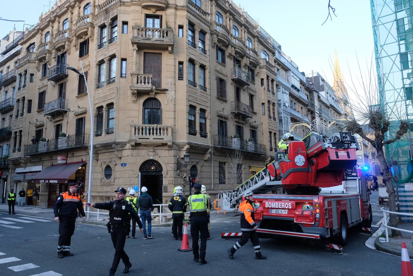 Fotos: Enorme susto en el centro de San Sebastián al derrumbarse un balcón