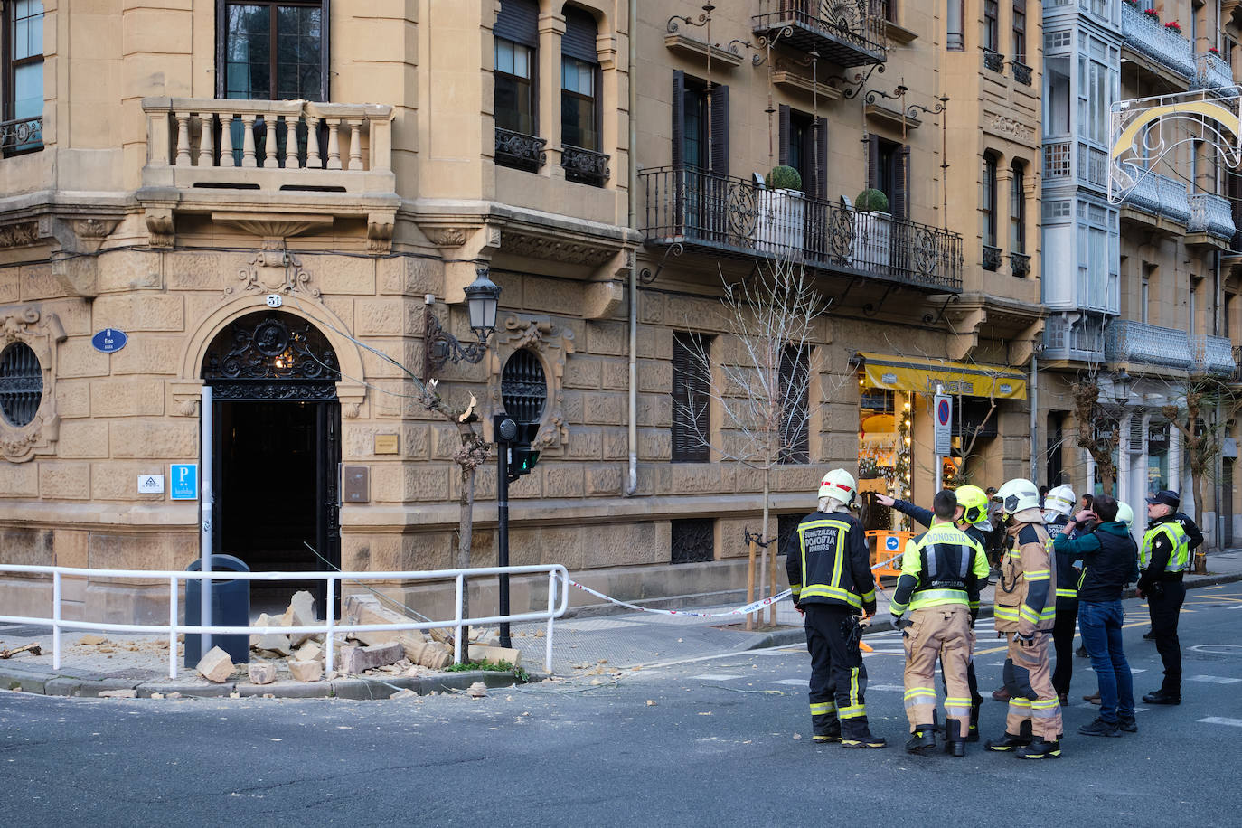 Fotos: Enorme susto en el centro de San Sebastián al derrumbarse un balcón