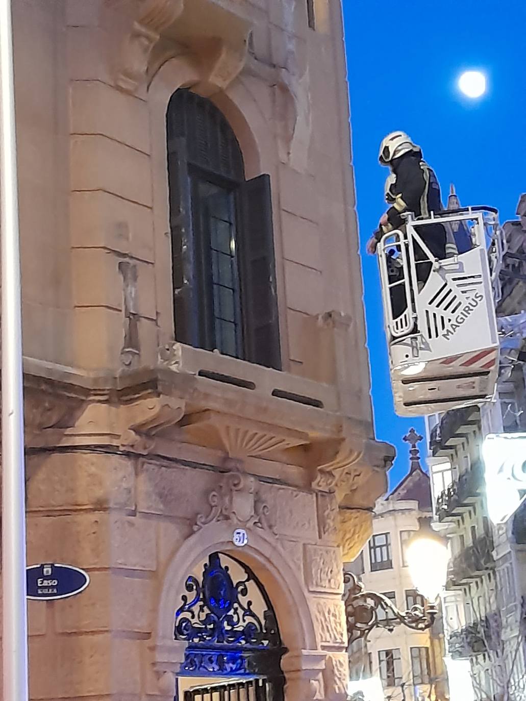 Fotos: Enorme susto en el centro de San Sebastián al derrumbarse un balcón
