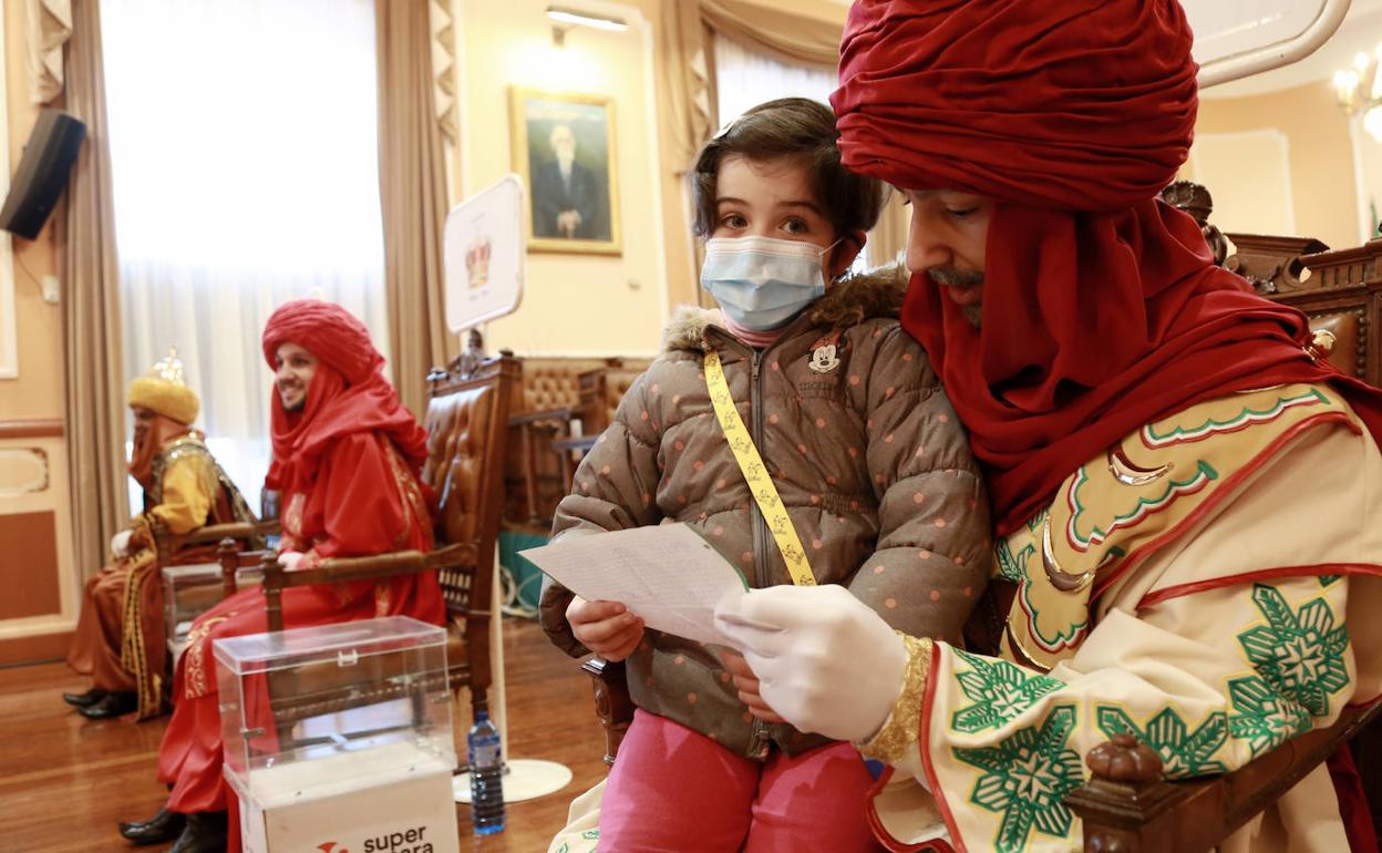 Los pajes de los tres Reyes Magos han atendido este miércoles a centenares de irundarras de corta edad .