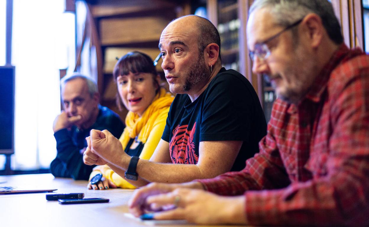 Joxe Austin Arrieta itzultzailea, Deabruaren Eskolako Irati Jimenez eta Mikel Soto eta Olaso Dorra Fundazioko zuzendari Urko Aiartza. 