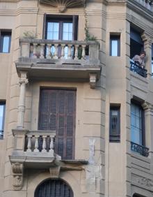 Imagen secundaria 2 - Cae un balcón en Donostia: «El estruendo ha sido muy fuerte, menos mal que no ha cogido a nadie»