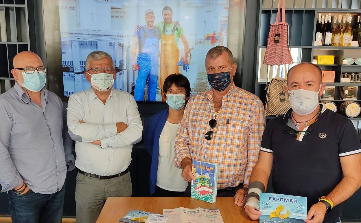 De Miguel, a la izquierda, durante un acto como gerente del GALP en Expomar. / 