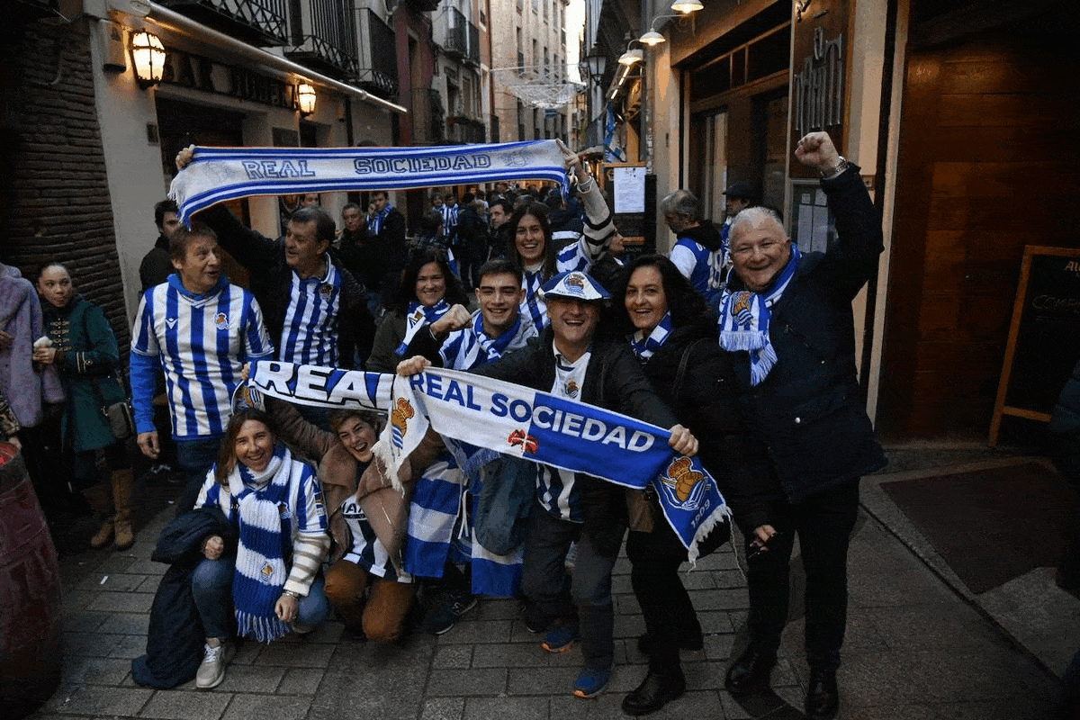 Un grupo de donostiarras, disfrutando de los afamados champis en la travesía del Laurel.
