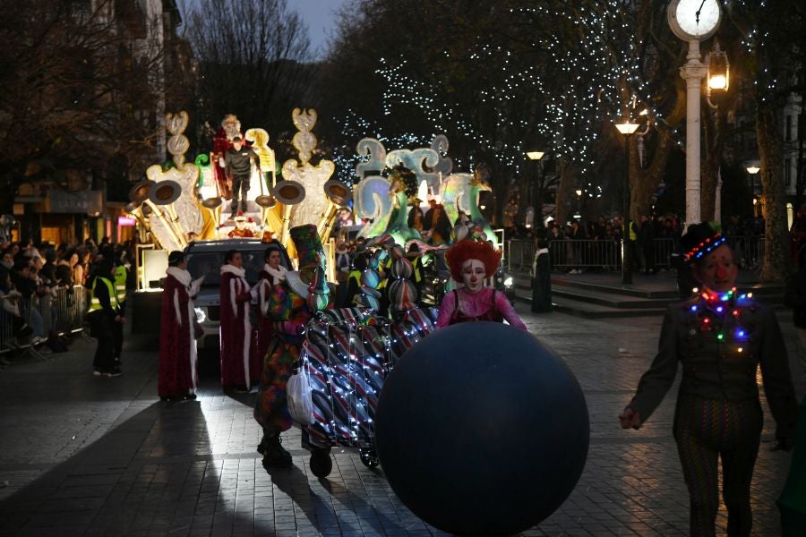 Melchos, Gaspar y Baltasar al inicio de la cabalgata en Donostia. 