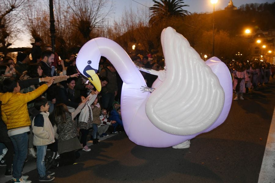 Melchos, Gaspar y Baltasar al inicio de la cabalgata en Donostia. 