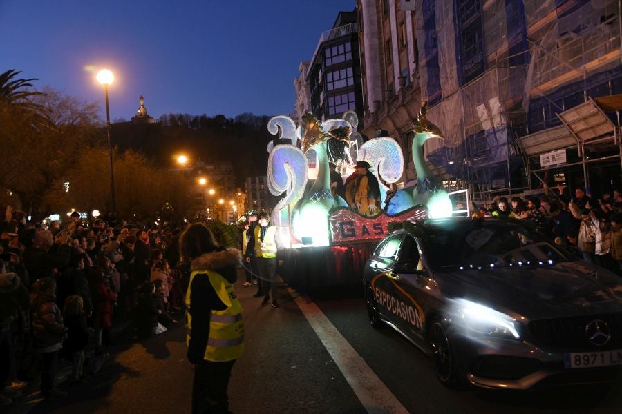 Melchos, Gaspar y Baltasar al inicio de la cabalgata en Donostia. 