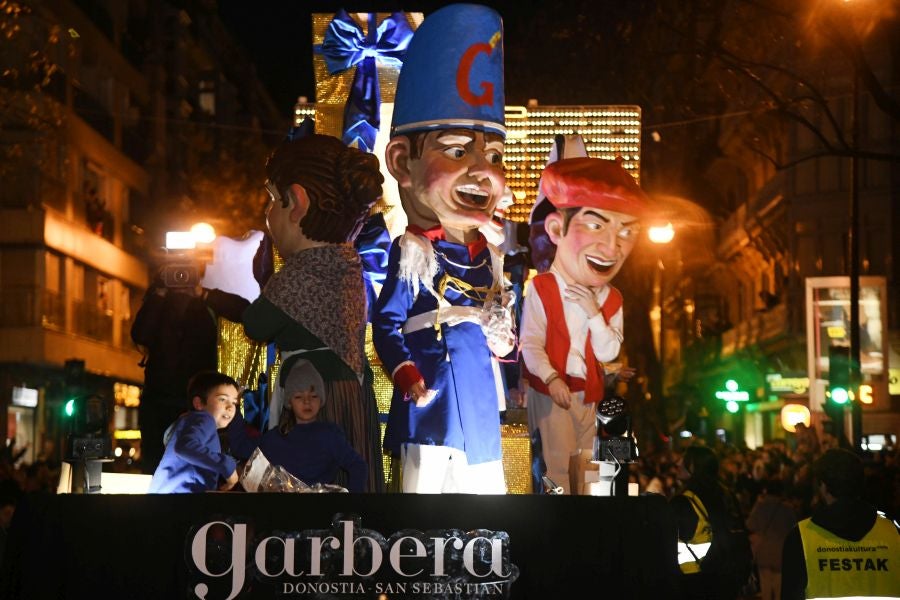 Melchos, Gaspar y Baltasar al inicio de la cabalgata en Donostia. 