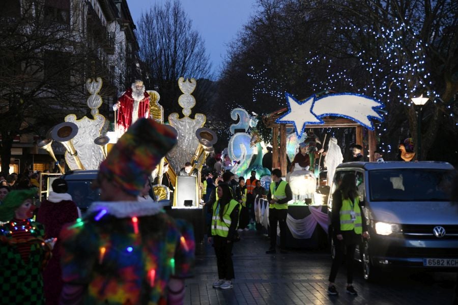 Melchos, Gaspar y Baltasar al inicio de la cabalgata en Donostia. 