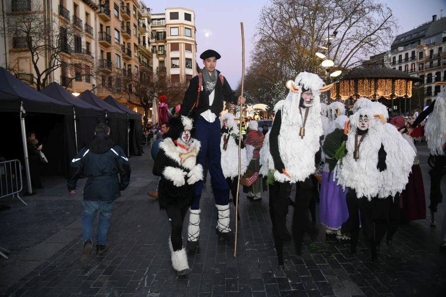 Melchos, Gaspar y Baltasar al inicio de la cabalgata en Donostia. 