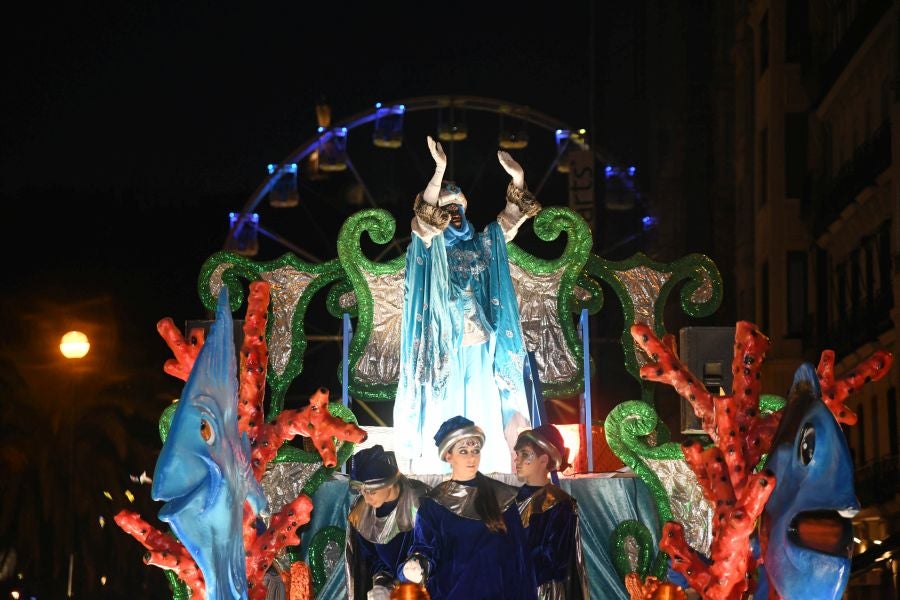 Melchos, Gaspar y Baltasar al inicio de la cabalgata en Donostia. 
