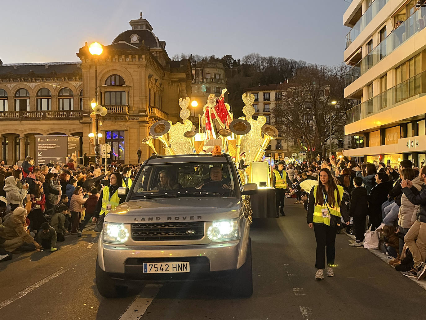 Melchos, Gaspar y Baltasar al inicio de la cabalgata en Donostia. 