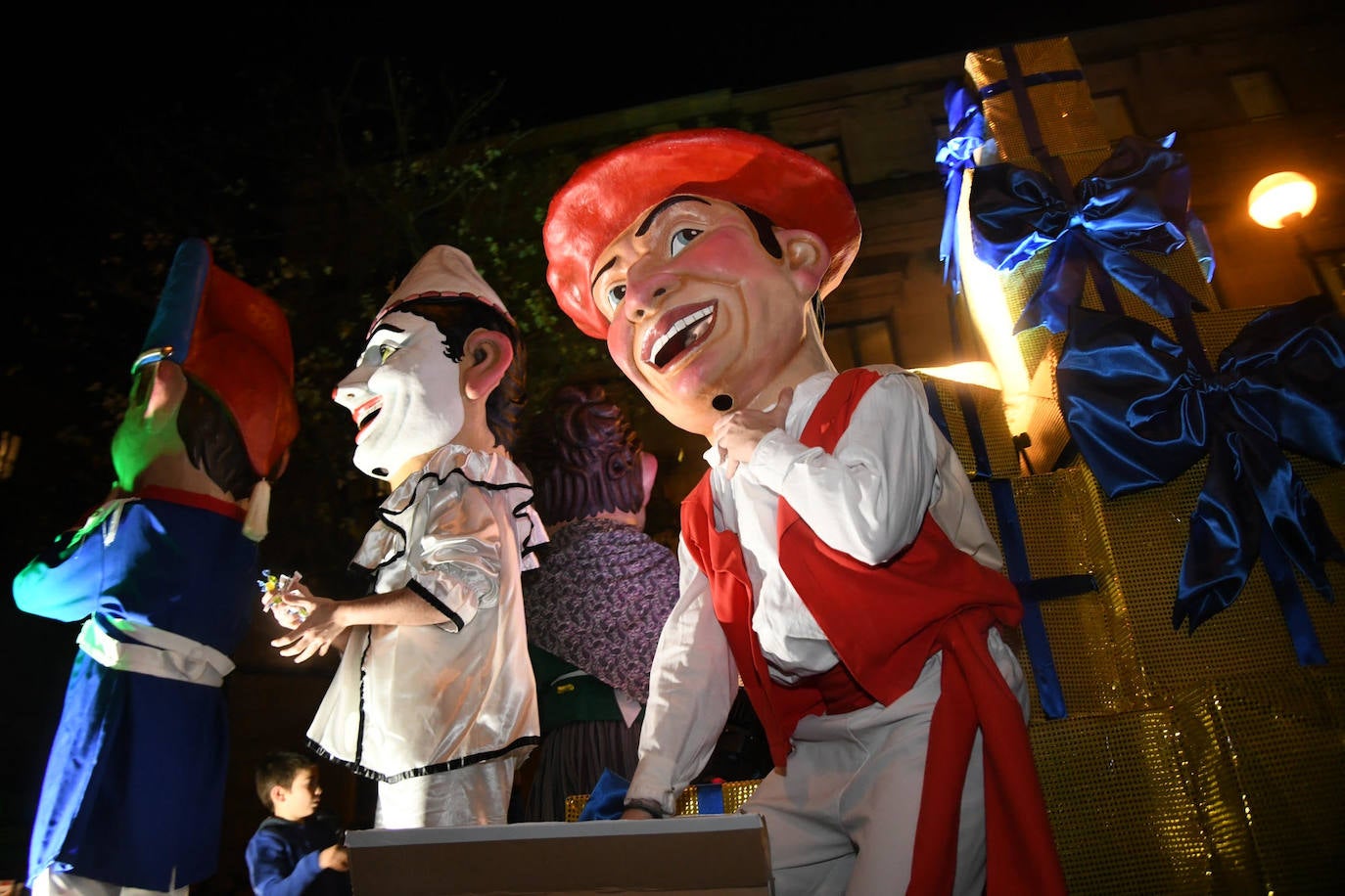 Melchos, Gaspar y Baltasar al inicio de la cabalgata en Donostia. 