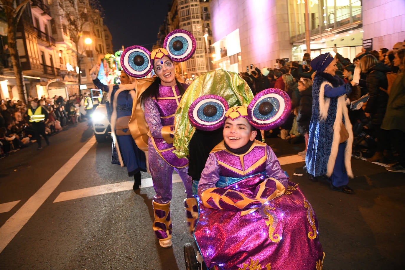 Melchos, Gaspar y Baltasar al inicio de la cabalgata en Donostia. 