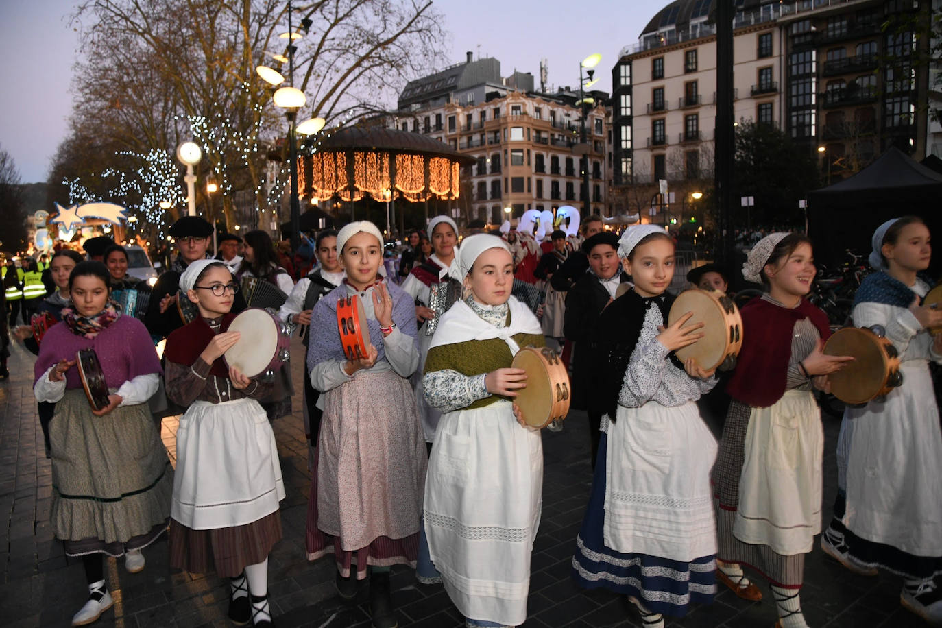 Melchos, Gaspar y Baltasar al inicio de la cabalgata en Donostia. 