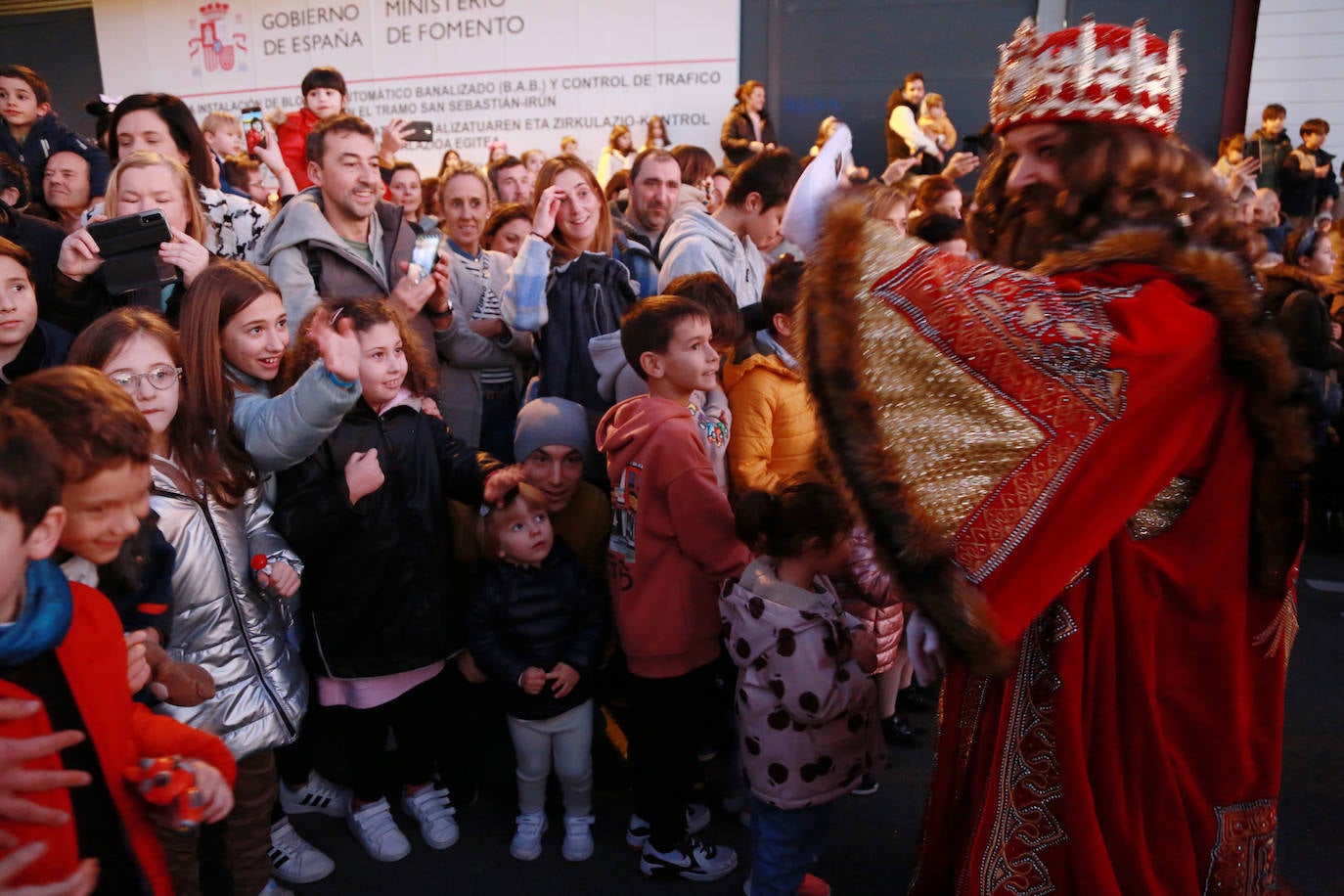 Los Reyes Magos, a su llegada en tren a Irun. 