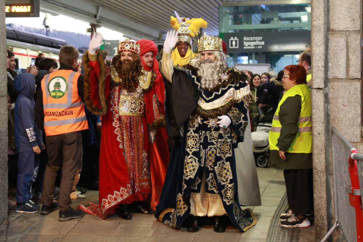 Los Reyes Magos, a su llegada en tren a Irun. 