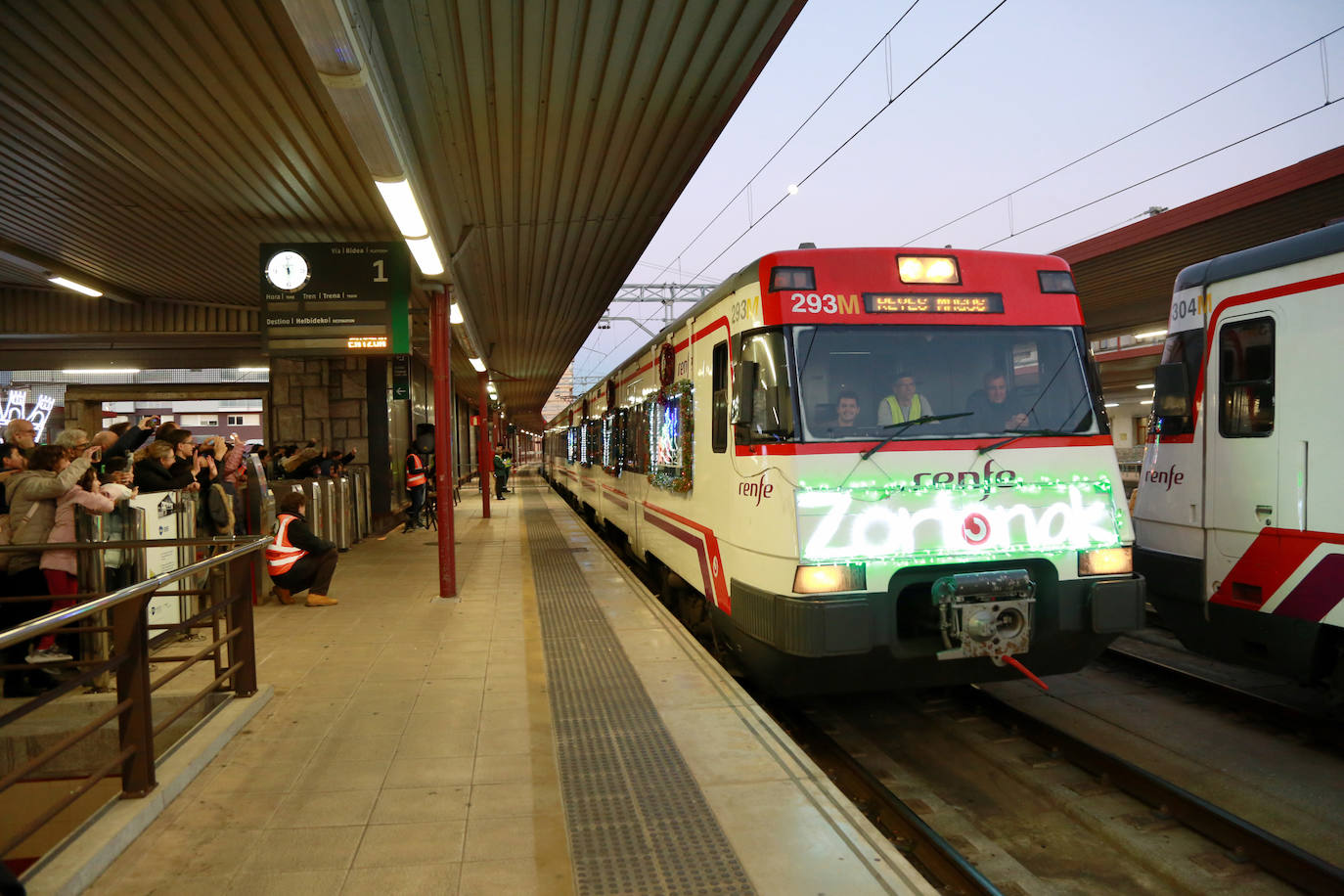 Los Reyes Magos, a su llegada en tren a Irun. 
