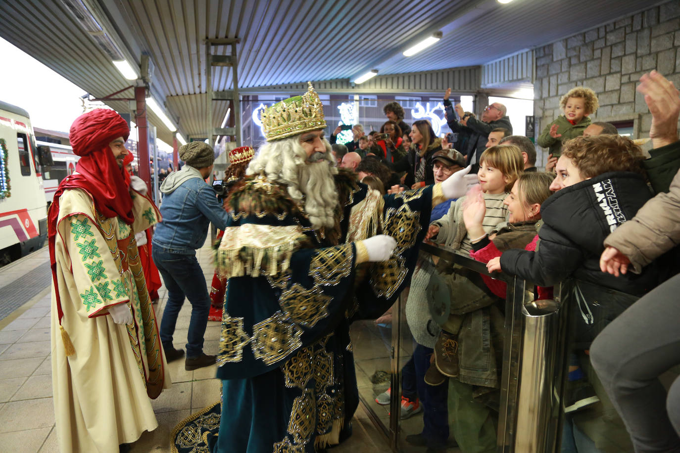 Los Reyes Magos, a su llegada en tren a Irun. 