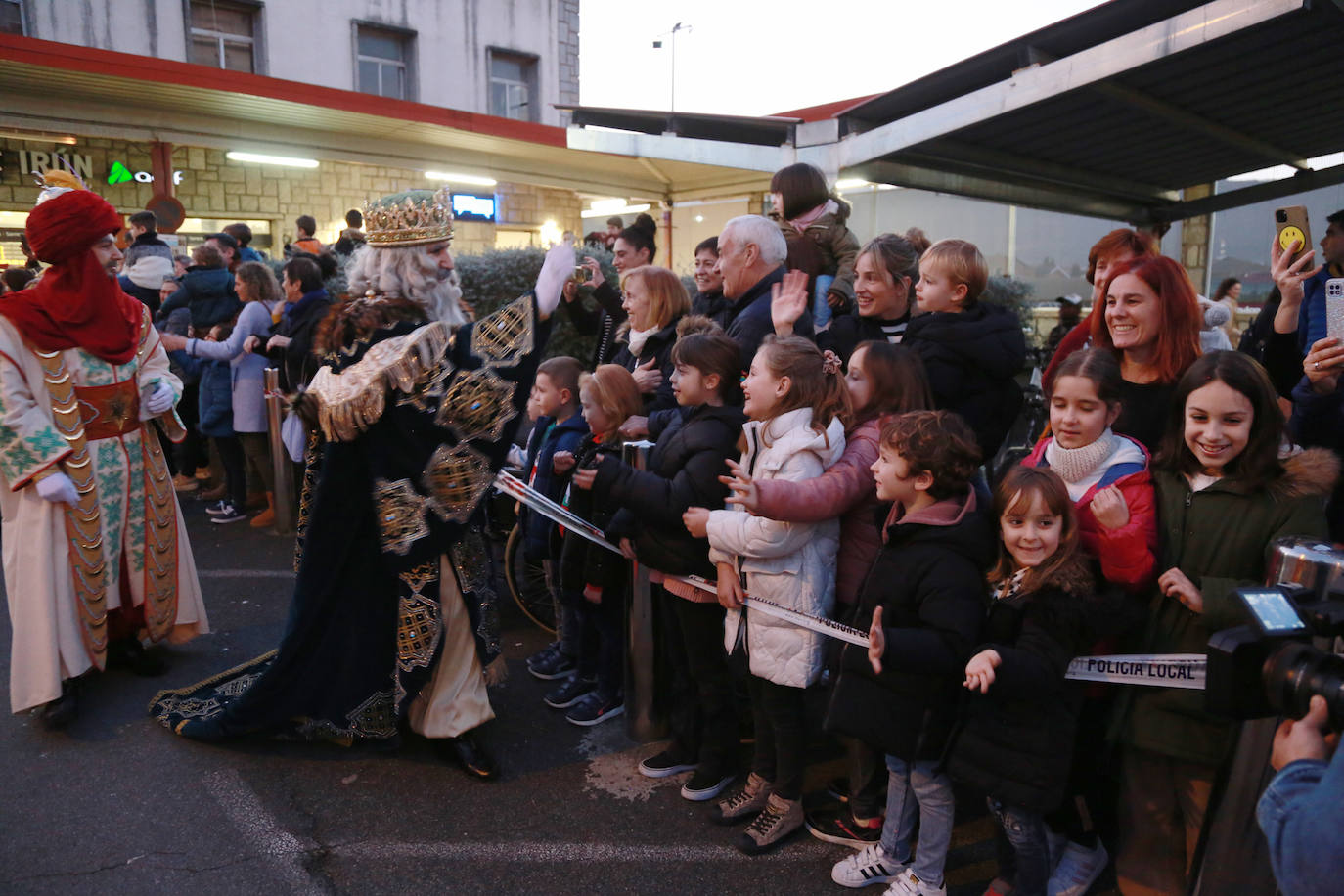 Los Reyes Magos, a su llegada en tren a Irun. 