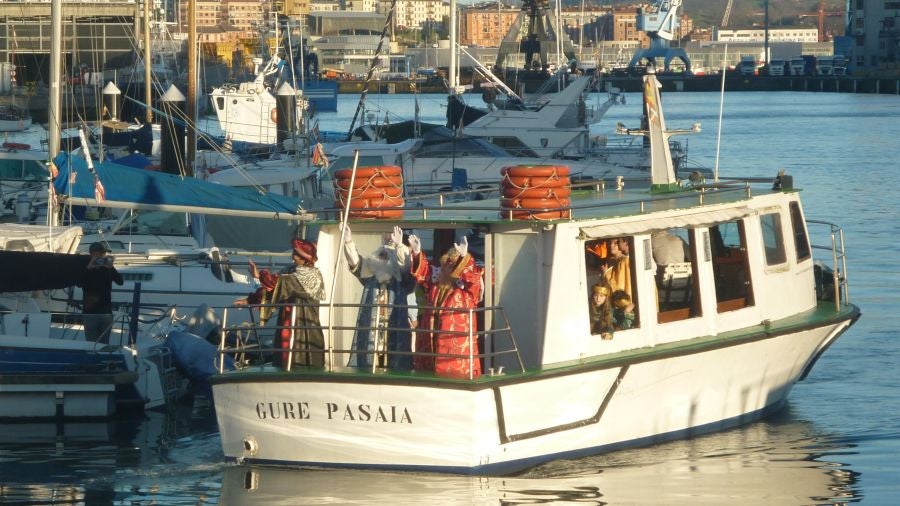 Fotos: Los Reyes, en barco a Pasaia