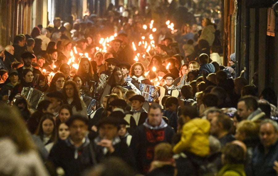 Los Reyes Magos durante la cabalgata en Tolosa. 