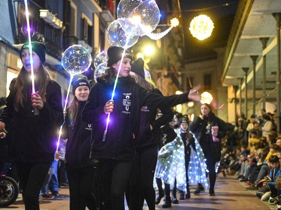Los Reyes Magos durante la cabalgata en Tolosa. 
