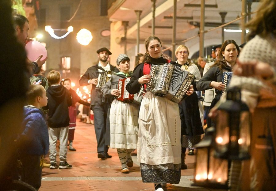 Los Reyes Magos durante la cabalgata en Tolosa. 