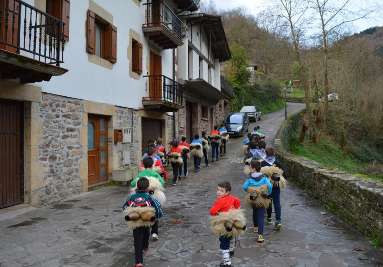 Los niños de Zubieta volverán a salir con los joares durante la mañana de hoy. 