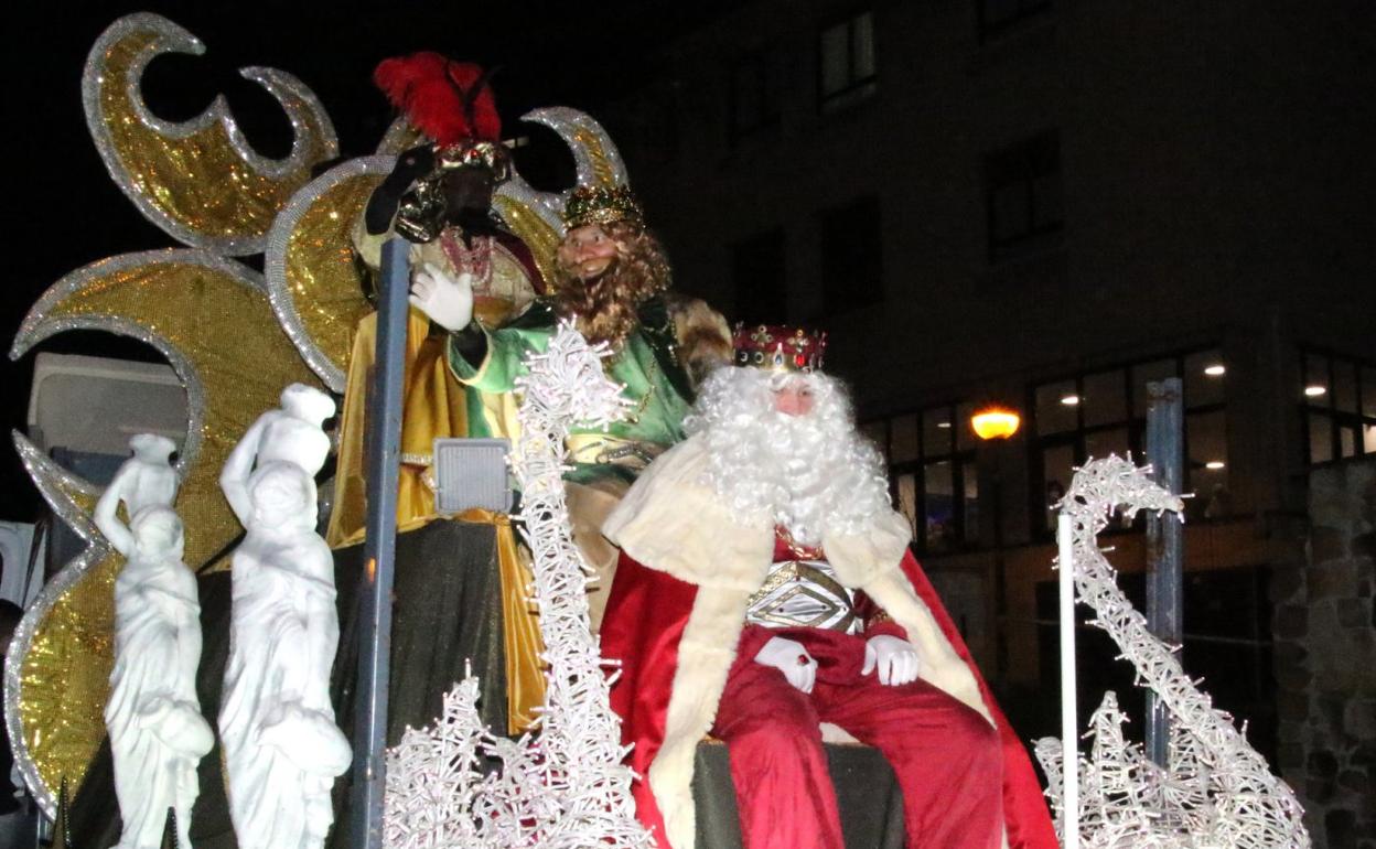 Los Reyes Magos recorrerán esta tarde las calles de Zarautz saludando a niños y mayores. 