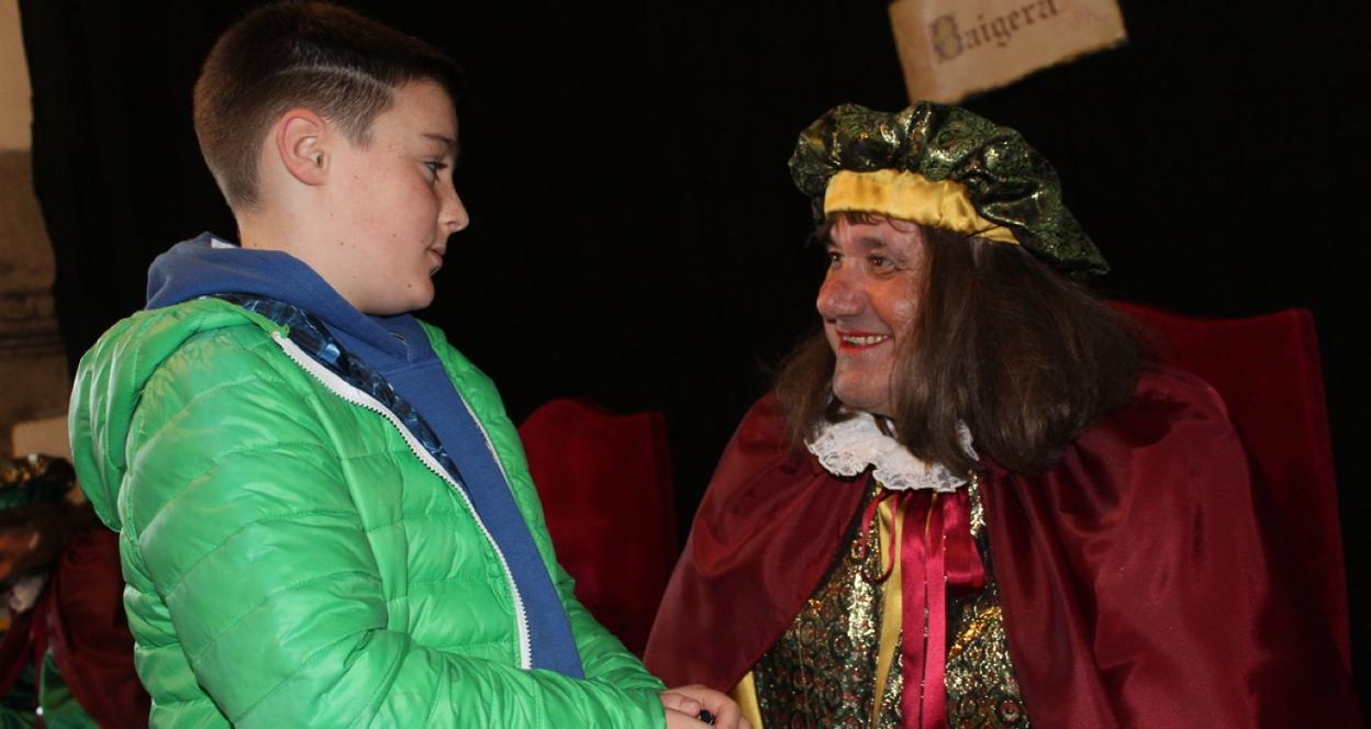 Organizado por Baigera, los pajes de Melchor, Gaspar y Baltasar recogieron ayer las peticiones de los más pequeños. 