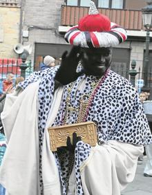 Imagen secundaria 2 - Los tres Reyes Magos con sus pajes, repartiendo caramelos a los niños y Baltasar saluda antes de sufrir la caída desde su carroza.