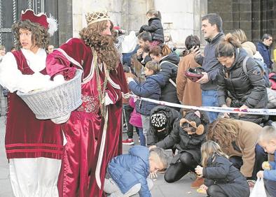 Imagen secundaria 1 - Los tres Reyes Magos con sus pajes, repartiendo caramelos a los niños y Baltasar saluda antes de sufrir la caída desde su carroza.