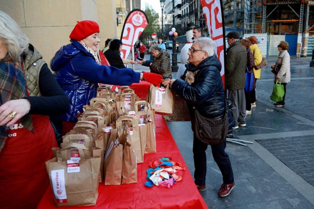 Fotos: Cáritas reparte el &#039;Roscón Solidario&#039;