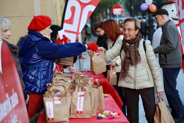 Fotos: Cáritas reparte el &#039;Roscón Solidario&#039;