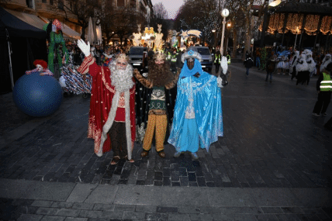 Cabalgata de los Reyes Magos en San Sebastián: Melchor, Gaspar y Baltasar recorren las calles de Donostia antes de una noche de trabajo repartiendo regalos