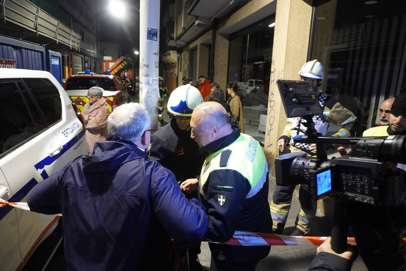 Fotos: Desalojan a 20 familias en Pasai Antxo