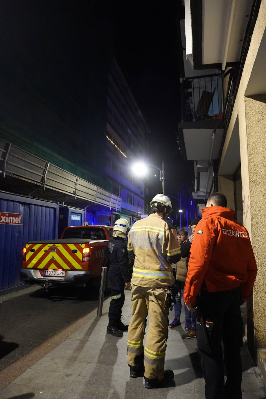 Fotos: Desalojan a 20 familias en Pasai Antxo