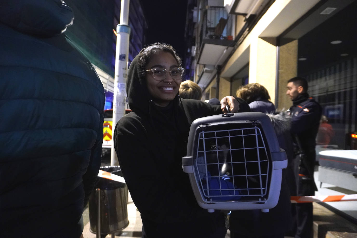 Fotos: Desalojan a 20 familias en Pasai Antxo