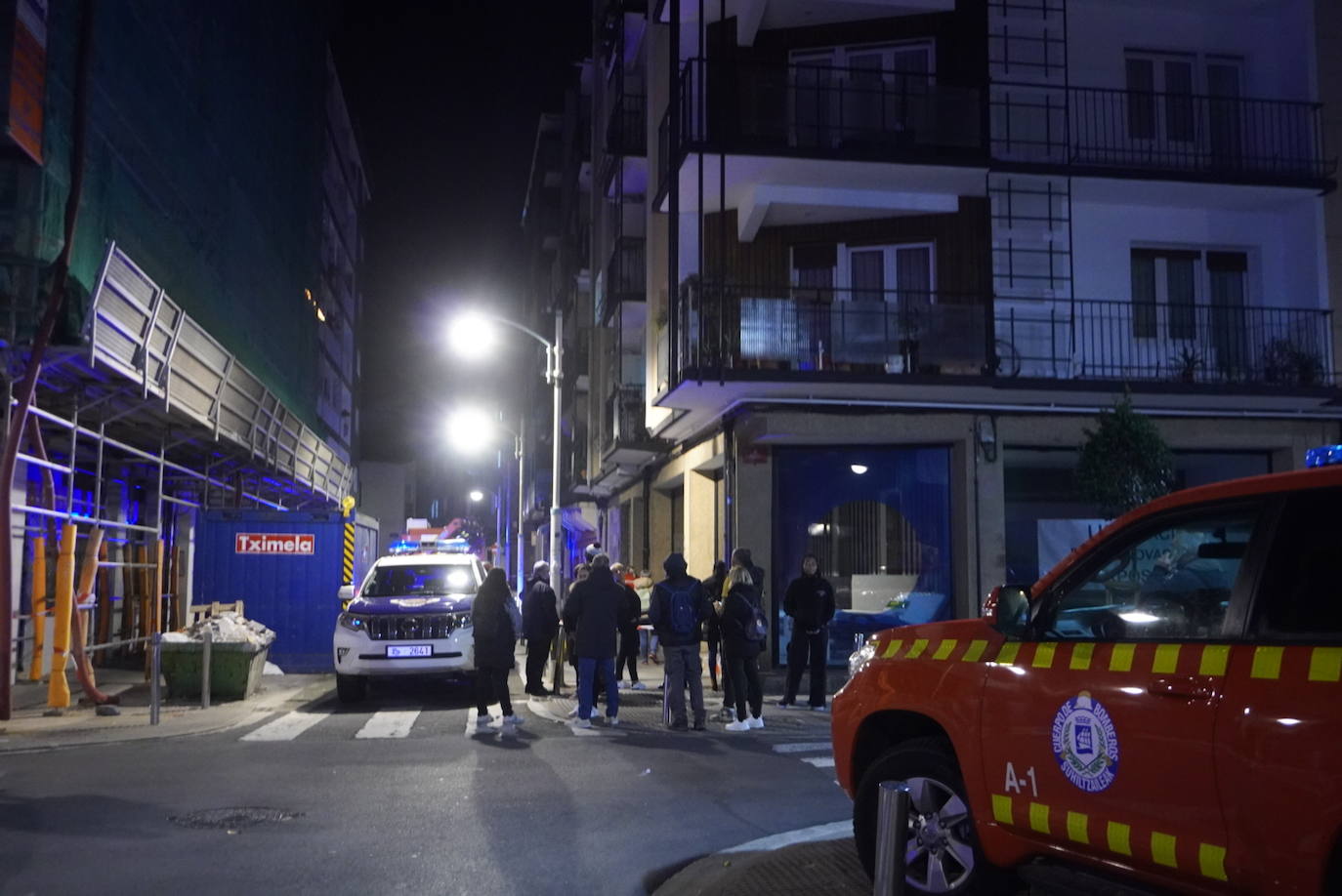 Fotos: Desalojan a 20 familias en Pasai Antxo