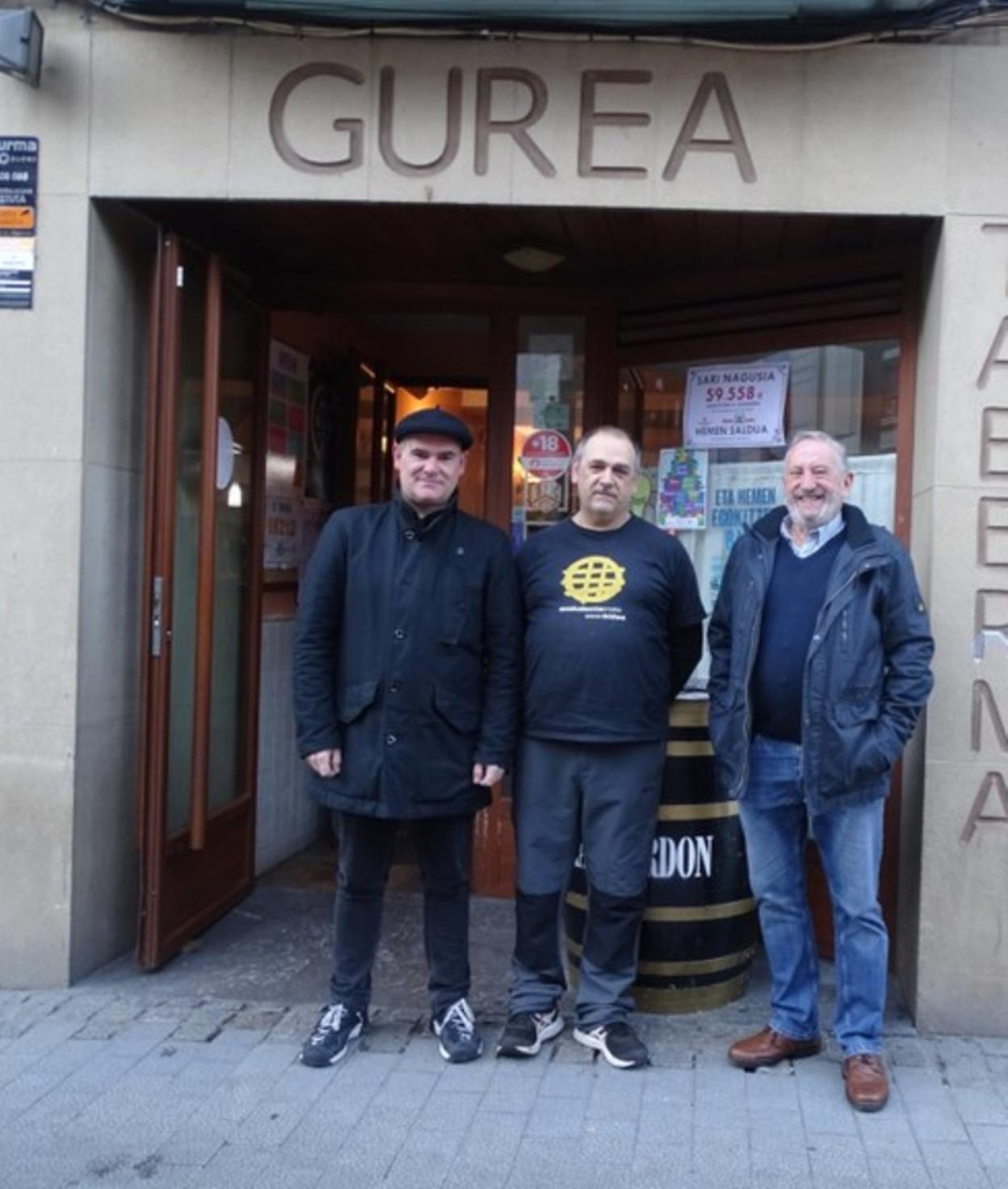 El alcalde con los representantes de Gurea y Basotxo.