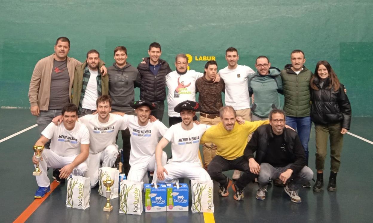 Finalistas, organizadores, patrocinadores y algunos participantes en el cierre de la XIX edición. 