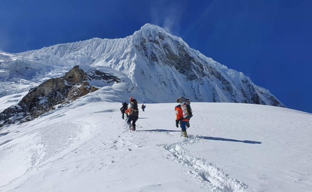 Alex Txikon hace historia al ser el primer alpinista en hollar el Manaslu sin oxígeno y en invierno