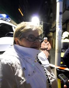 Imagen secundaria 2 - Crisma y Babú entraron a por sus dos tortugas. La alcaldesa de Pasaia, Izaskun Gómez, se dirige a los vecinos afectados. A Isabel, le preocupaba cuándo podrá volver a su casa y cómo la encontrará.