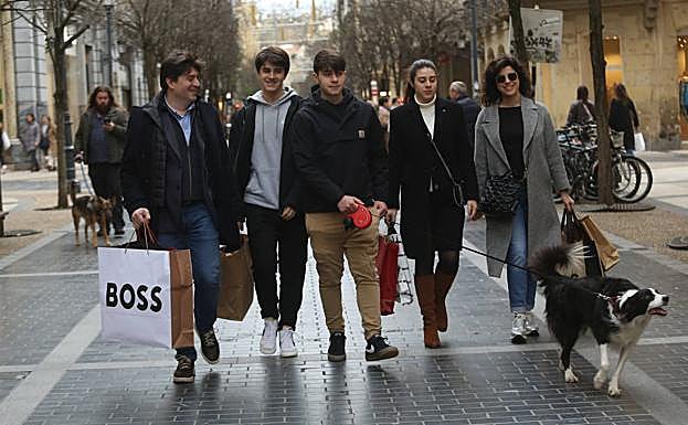 La familia Vallejo-Rodríguez, aprovecha para cambiar algunos regalos. 