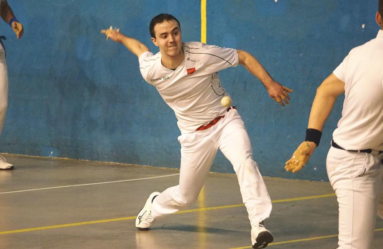 El goizuetarra Antton Apezetxea, que formó pareja con Murua, se mostró muy sólido en la zaga. 